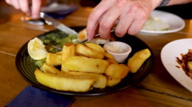 Tabaktan yemek yiyorum.