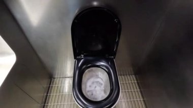 Milan 'daki bir tuvalette sifon çekiliyor.