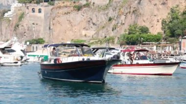 Sorrento 'nun manzaralı limanında gezinen tekneler