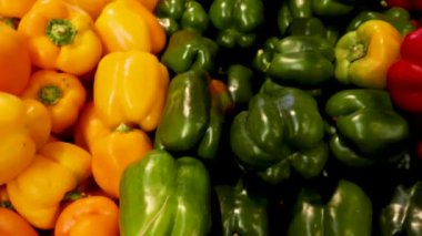 Markette gösterilen renkli dolmalık biberler
