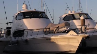 Şatafatlı yatlar gün batımında bir marinaya yanaştı.