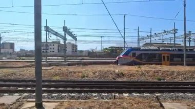 Torino 'daki bir tren istasyonundan geçiyor.