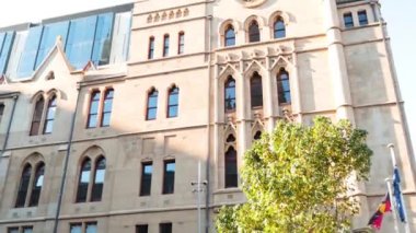 Açık mavi arkaplanı olan gotik mimari