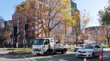 Yoğun Melbourne kavşağında gezinen araçlar