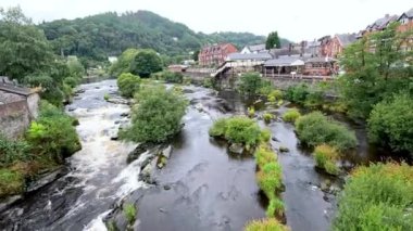 Galler 'in Llangollen şehrinden akan görkemli bir nehir.
