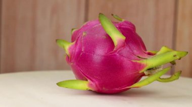 Ejderha meyvesi ahşap bir yüzey üzerinde döner.