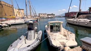 Napoli 'de bir limana yanaşmış tekneler.