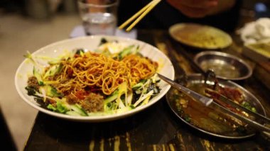 Çeşitli erişte yemekleri servis ediliyor ve keyfine bakılıyor.