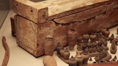 Tahta tabut tarihi çömlek eserleriyle çevrili.