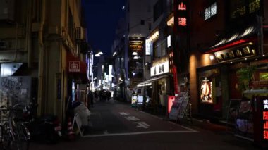 Yayalar ve trafik ile aydınlatılmış şehir manzarası