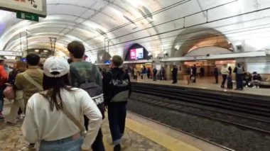 İnsanlar Roma 'da tren bekliyor.