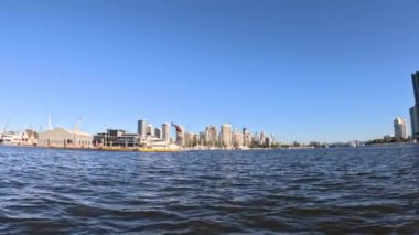 Altın Sahili şehir ve su üzerinde uçan helikopter.