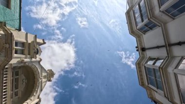 Gökyüzünün yukarıdan görünüşü ve bina cephesi