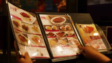 Restoran menüsünü karıştıran kişi