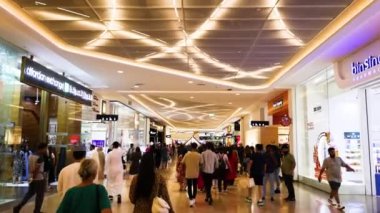 Dubai 'de alışveriş merkezleri kalabalık.