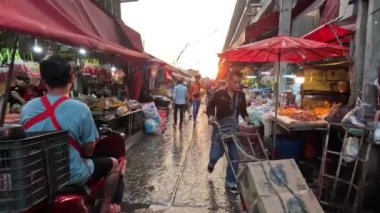 Çeşitli tedarikçiler ve müşterilerle canlı pazar etkinliği