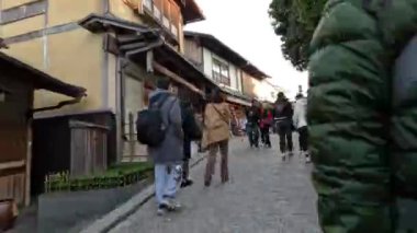 Geleneksel mimari ve dükkanları keşfeden turistler