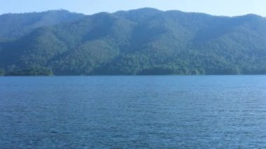 Tekne sakin bir dağ gölünde yol alır.