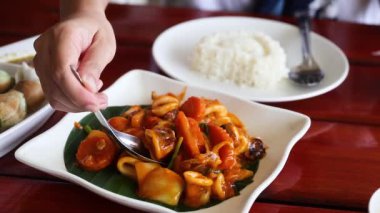 Lezzetli bir Tayland deniz ürünleri yemeğinin tadını çıkarıyorum.