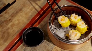 Soya sosuna batırılmış Siu mei hamur tatlısı.