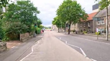 Sokaklar bariyerler ve yayalar ile kapalı.