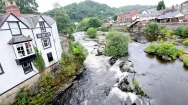 Resimli nehir ve Llangollen, Galler 'deki binalar
