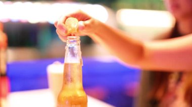 Bira şişesine limon sıkıştırmak.