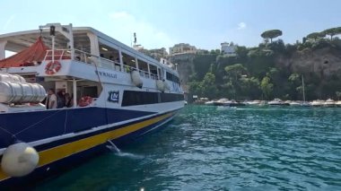 Monte Carlo 'nun manzaralı kıyı bölgesinin yakınındaki yat.