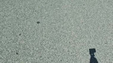 Güneşli bir sokakta yürürken gölgeler belirdi