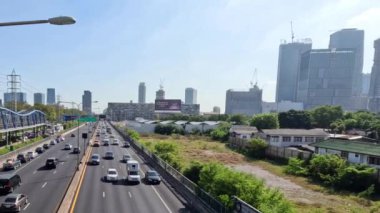 Şehir otobanında bir sürü araç var.