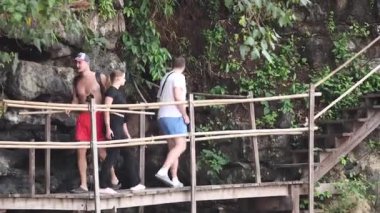 Manzaralı bir dağ yolunda yürüyen grup.