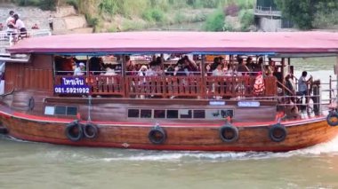 Turistler Ayutthaya 'da tekne turunun keyfini çıkarıyorlar