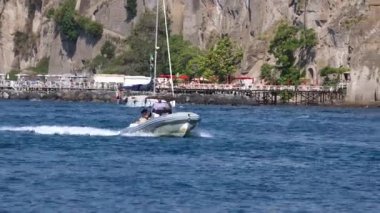 Bir sürat teknesi Sorrento kıyısında hızla ilerliyor.
