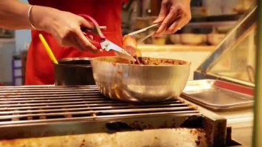 Şef özenle ve titizlikle sokak yemekleri hazırlar.