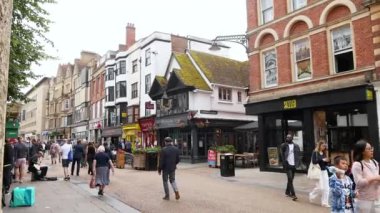 Oxford 'da insanlar yürüyor ve alışveriş yapıyor.