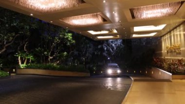 Geceleyin aydınlık kemer yolunun altından geçen araçlar