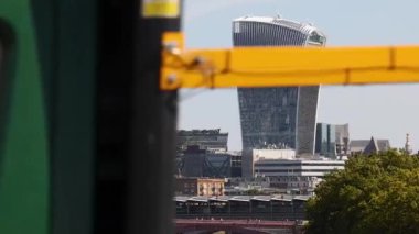 Önplanda hareket eden araçlarla Londra silueti