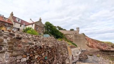 İskoçya 'da taş duvarlar ve kıyı manzarası