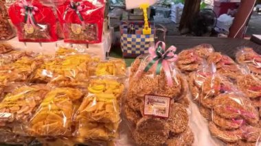 Çeşitli paketlenmiş yiyeceklerle renkli büfeler.