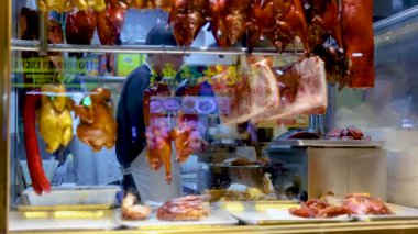 Şef Hong Kong pazarında kızarmış ördek hazırlıyor.