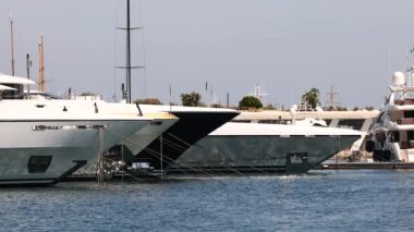 Monte Carlo Limanı 'nda demirli yatlar