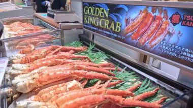 Kral yengeç bacaklı deniz ürünleri sergisi.