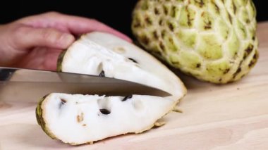 Muhallebi elmasını dilimlemek.