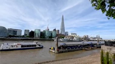 Thames Nehri yakınlarındaki Tower Köprüsü 'nde tekne gezintisi