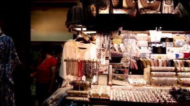 Bir Dubai mağazasında sergilenen aksesuarlar ve mücevherler.