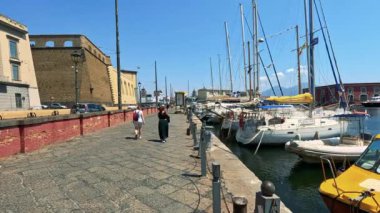 Napoli Limanı 'nda teknelerle yürüyen insanlar