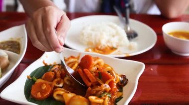 Tayland 'da pilavlı leziz kalamar yemeği.