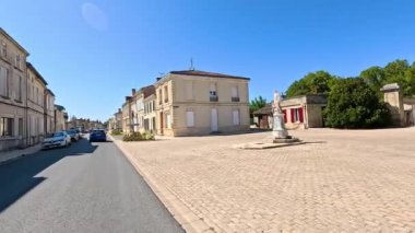 Tarihi binaların olduğu sessiz sokak manzarası