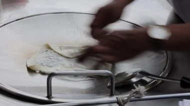 Tava üzerinde yassı ekmek yapma dizisi