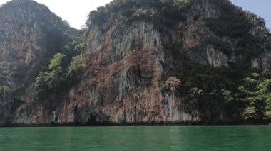 Huzurlu bir dağ gölünde tekne yolculuğu